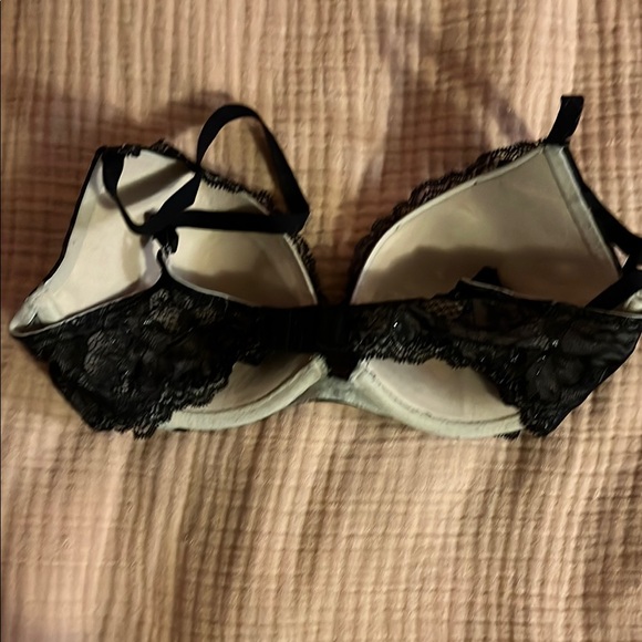 Elegant Black Lace Bra - Picture 3 of 4